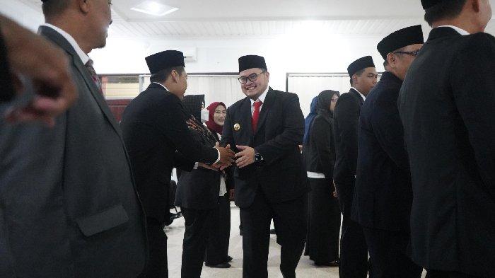Pejabat pemkab kediri menerima mobil dinas baru di ngasem