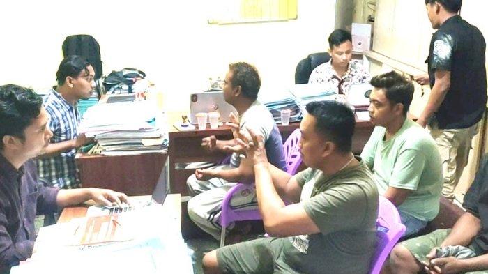 Unit Tindak Pidana Ekonomi Satreskrim Polres Bangkalan melakukan pemeriksaan terhadap tujuh orang yang diduga bertanggung jawab atas keberadaan tiga buah mortir hingga terjadinya tragedi meledak, Jumat (29/12/2023)