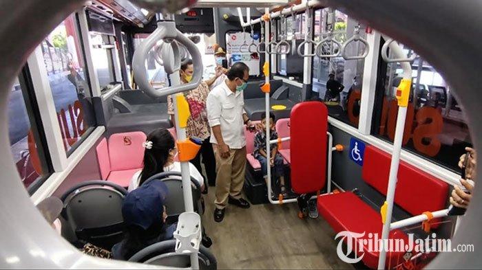 SUROBOYO BUS – Wakil Ketua DPRD Kota Surabaya A Hermas Thony meninjau fasilitas dan operasional Suroboyo Bus, di Terminal Intermoda Joyoboyo (TIJ) Surabaya, Jumat (2/9/2022). Menurut Thony, Suroboyo Bus dan Trans Semanggi Surabaya hingga dukungan Trans Jatim menjadi supporting system demi kenyamananan transportasi massal.