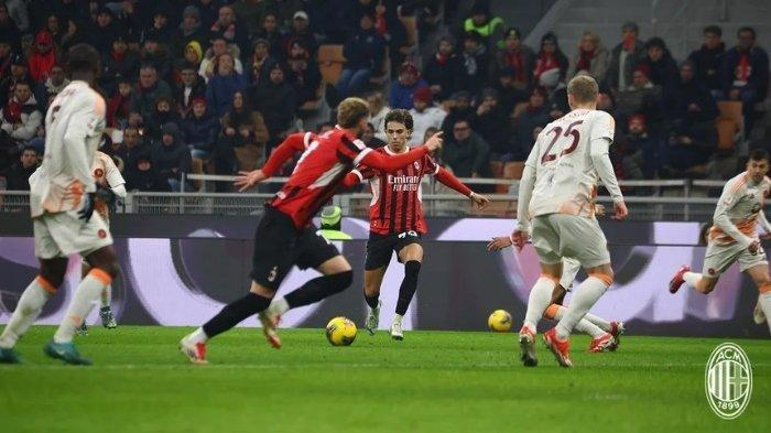 JOAO FELIX - Pemain AC Milan bernomor 09, Joao Felix, akan melakukan passing pada pertandingan melawan AS Roma pada babak perempat final Coppa Italia 2024/2025 di San Siro Stadium, Kamis (6/2/2025). AC Milan menang 3-1 dan Sergio Conceicao girang karena rekrutan barunya langsung nyetel.