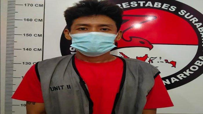 AM dan istrinya saat diamankan di Polrestabes Surabaya, Jumat (26/4/2024)