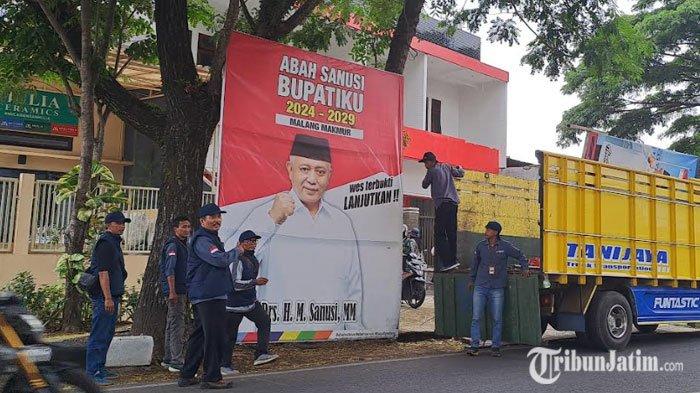 Panwascam Kepanjen menertibkab alat peraga kampanye (APK) yang melanggar di Kabupaten Malang, Senin (21/10/2024). Ada yang melanggar karena dipaku di pohon
