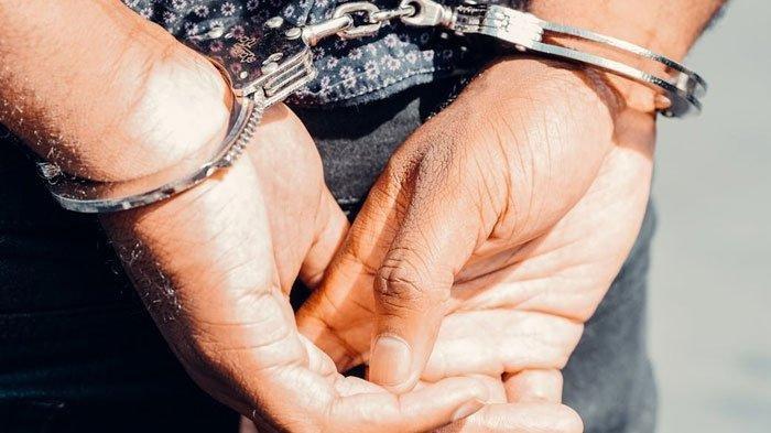 TANGAN DIBORGOL - Ilustrasi pencuri ditangkap. Seorang ART di Jakarta nekat mencuri barang antik majikan lalu dijual cuma Rp700 ribu. Padahal barang aslinya ratusan juta. Pelaku berinisial AT beraksi di rumah majikannya yang merupakan kolektor barang antika berinisial GW (50) di Jalan Moh Kahfi 1, Ciganjur, Jagakarsa, Jakarta Selatan.