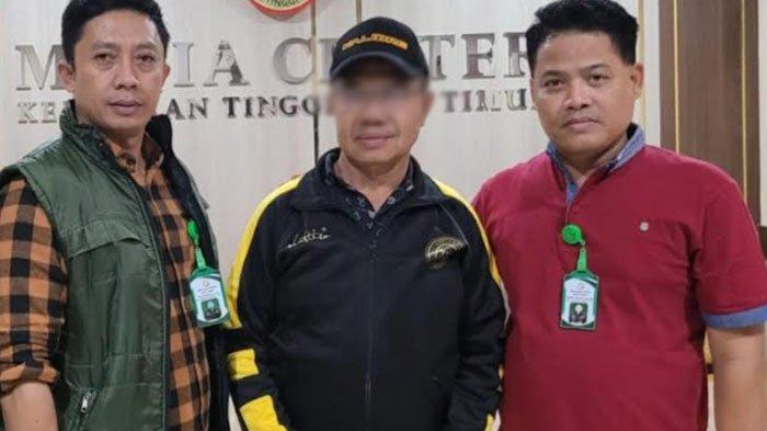 AW (tengah), masih bisa tersenyum meskipun dituding menjadi otak joki tes CPNS Kejaksaan RI.