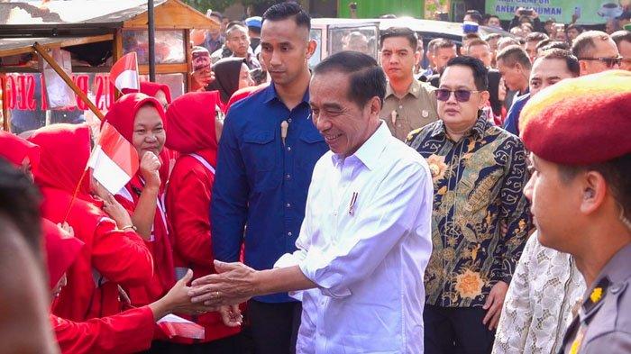 Pj Gubernur Jawa Timur, Adhy Karyono mendampingi Presiden Republik Indonesia, Joko Widodo (Jokowi) meninjau Pasar Dukuh Kupang di Jalan Dukuh Kupang Barat, Kecamatan Dukuh Pakis, Surabaya, Jawa Timur, Jumat (20/9/2024). 