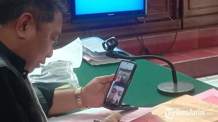 Adi, maling outdoor AC di Surabaya saat diadili secara video call