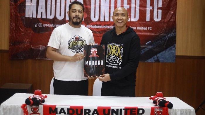 KONTRAK BARU - Aditya Harlan (kanan) bersama Manajer Madura United, Umar Wachdin, saat penandatanganan kontrak baru untuk musim 2025/2026. Madura United mengumumkan perpanjang kontrak kiper seniornya, Aditya Harlan, untuk menatap kompetisi Liga 1 2025/2026, Jumat (13/6/2025).