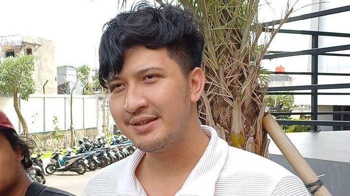 Pesinetron Aditya Zoni dikabarkan digugat cerai oleh istrinya, Yasmine Ow. Namun ia tahu dari media bukan dari Yasmine langsung.