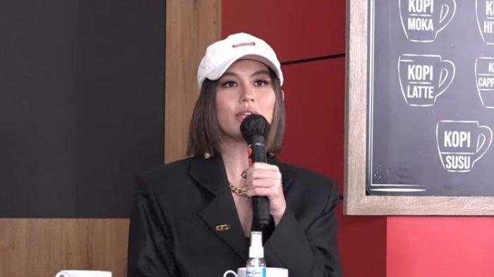 DIGUGAT - Foto arsip musisi Agnez Mo dalam acara Ngopi Daring Bela Negara. Agnez digugat pencipta lagu, Ari Bias karena menyanyikan lagu Bilang Saja tanpa izin dalam tiga konsernya. Agnez harus membayar denda royalti Rp1,5 miliar, Sabtu (8/2/2025).