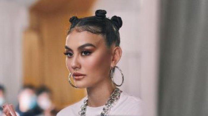 BAYAR ROYALTI - Penyanyi Agnez Mo. Dalam podcast Deddy Corbuzier, Agnez Mo tak memungkiri dirinya kecewa karena diminta harus membayar denda sebesar Rp 1,5 miliar, Sabtu (22/2/2025).