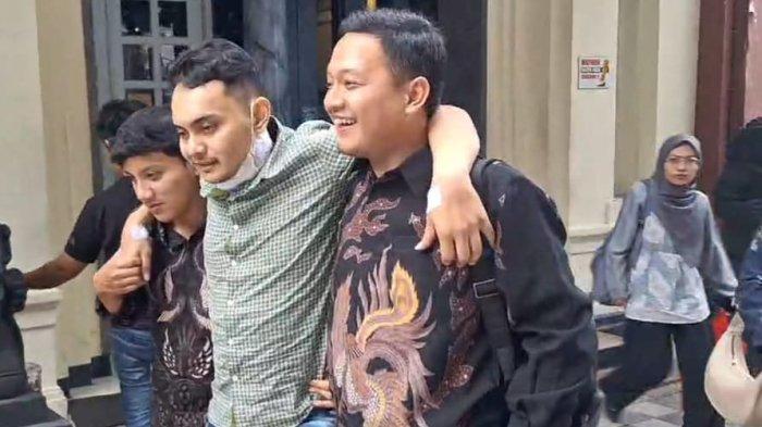 Agus Prayoga Pangestu (tengah) saat dipapah berjalan keluar meninggalkan Pengadilan Negeri Surabaya.
