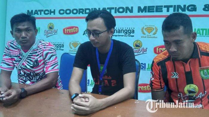 Asisten Pelatih Persibo Bojonegoro Agus Supriyanto (paling kiri) saat konferensi pers laga Persibo vs Persekabpas, Kamis (11/1/2024) sore.