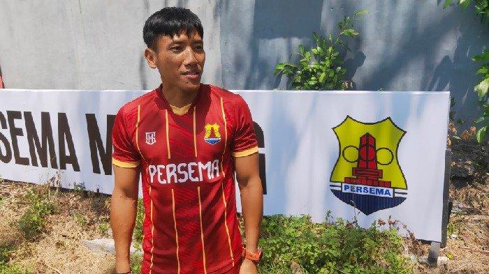 Ahmad Bustomi memimpin latihan Persema Malang di lapangan Tunggulwulung Kota Malang, Sabtu (19/10/2024).