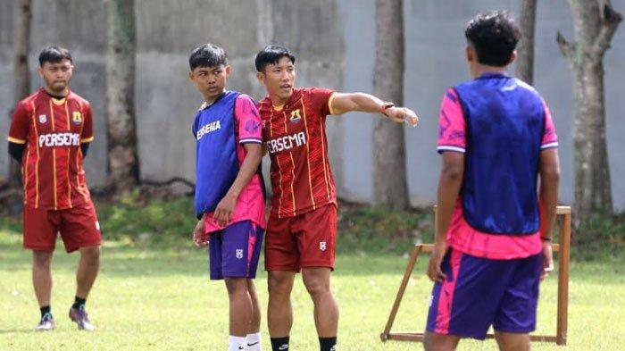 Ahmad Bustomi saat memimpin latihan tim Persema Malang di Lapangan Tunggulwulung Kota Malang, Rabu (23/10/2024).