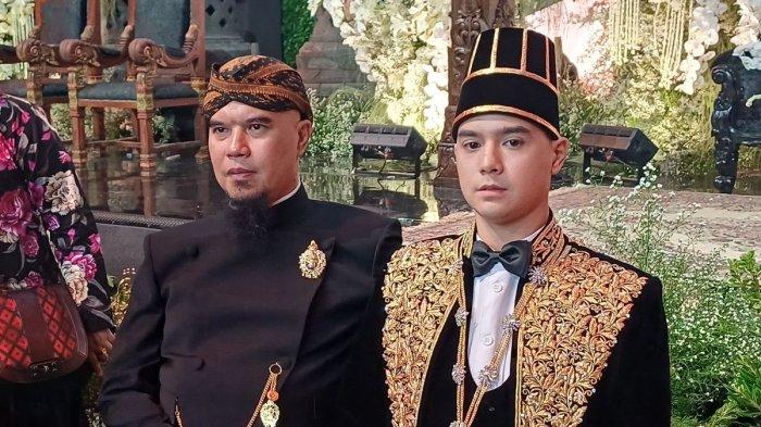 AHMAD DHANI KECEWA - Ahmad Dhani dan Al Ghazali usai acara ngunduh mantu di Jakarta Convention Center (JCC) Senayan, Jakarta Pusat, Jumat (20/6/2025). Ahmad Dhani mengungkapkan sorotan terhadap mantan istrinya Maia Estianty.
