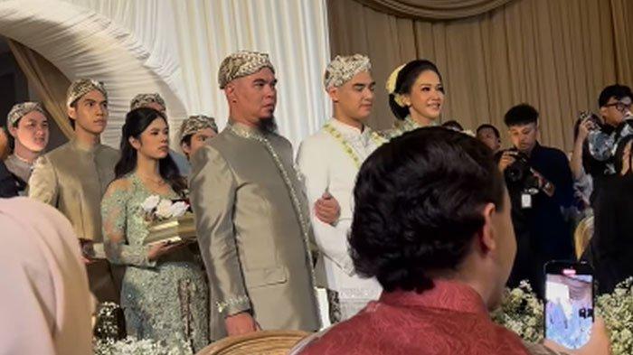 SAH MENIKAH - Musisi Ahmad Dhani dan Maia Estianty dampingi putra sulungnya, Al Ghazali saat akad. Al resmi menikah dengan Alyssa Daguise pada Senin (16/6/2025).