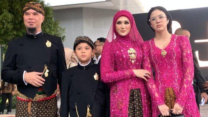 NGUNDUH MANTU AL - Potret Ahmad Dhani dan Mulan Jameela untuk acara ngunduh mantu Al Ghazali, Kamis (19/6/2025). Mulan Jameela tampil dengan kebaya warna pink fuschia.