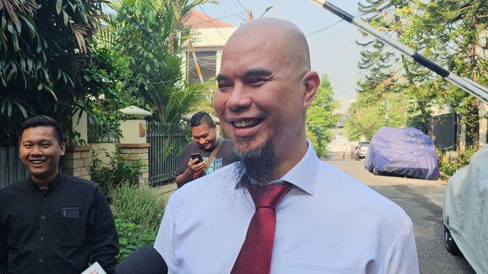 SARAN PEMAIN BOLA - Musisi Ahmad Dhani sebelum dilantik sebagai anggota DPR RI terpilih fraksi Partai Gerindra, Selasa (1/10/2024). Baru-baru ini, Dhani disoroti soal usulannya pemain bola luar negeri usia 40 tahun dijodohkan dengan wanita Indonesia.