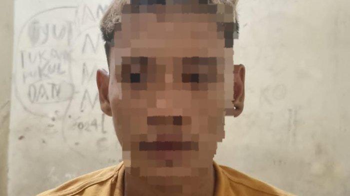 AQ (19) asal Desa Pajanangger Kecamatan Arjasa, Kabupaten Sumenep ditangkap polisi Selasa (14/1/2025) karena diduga melakukan pengancaman dengan pedang dan bakar sepeda motor guru di Pulau Kangean.