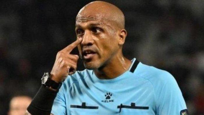 Ahmed Al Kaf, wasit dalam laga Timnas Indonesia VS Bahrain, Kamis (10/10/2024) banjir hujatan imbas keputusannya. Warga Oman pasang badan.