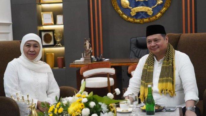Airlangga dan Khofifah saat bercakap-cakap di rumah dinas Bupati Tuban, Selasa (3/10/2023) malam.