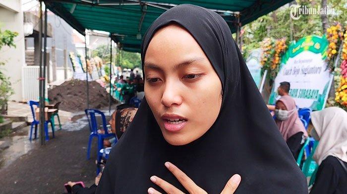 SEMAKIN RAJIN IBADAH - Aisyah Rachma, putri kedua Bejo Sugiantoro di kediamannya, Rabu (26/2/2025). Semakin rajin ibadah disebutnya menjadi salah satu tanda ayahnya sebelum wafat.