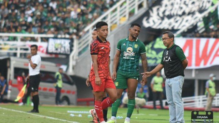 ANNIVERSARY GAME - Aji Santoso memberi instruksi ke pemain Persebaya pada 
