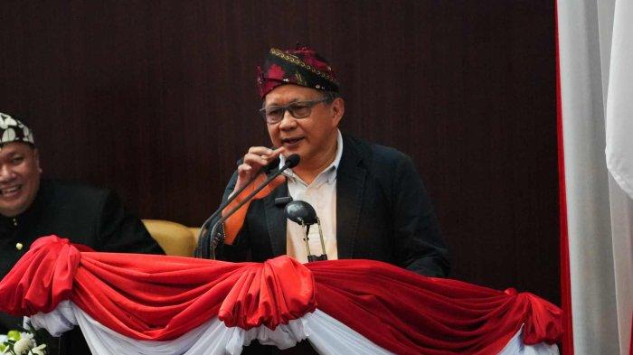 Akademisi Rocky Gerung saat menjadi pembicara dalam rapat paripurna dengan agenda Memperingati Hari Jadi ke-79 Provinsi Jawa Timur, Sabtu (12/10/2024).