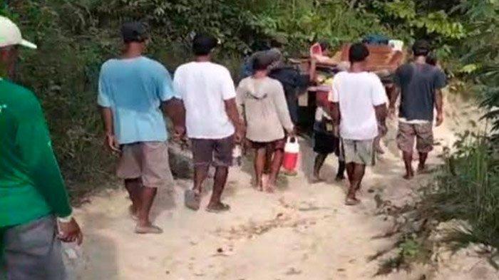 JALAN RUSAK - Akibat kondisi jalan rusak parah, ibu muda bernama Susanti, warga Desa Napis, Kecamatan Tambakrejo, Bojonegoro, terpaksa ditandu sejauh enam kilometer oleh warga, usai melahirkan di RSUD Padangan Bojonegoro, karena ambulans tak mampu menjangkau rumahnya. Plt Kepala Dinas Bina Marga dan Penataan Ruang Kabupaten Bojonegoro, Chusaifi Ivan mengemukakan, Pemkab Bojonegoro tengah menyiapkan pembangunan jalan poros strategis baru sepanjang 17 kilometer yang menghubungkan Kecamatan Tambakrejo dengan Kecamatan Margomulyo, Senin (5/5/2025).