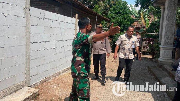Terjadi penembokan jalan di Ponorogo, Jawa Timur, Kamis (14/9/2023). Akses jalan yang ditutup tembok itu terjadi di Jalan Nakulo RT 02/RW 01, Desa Jabung, Kecamatan Mlarak, Kabupaten Ponorogo.