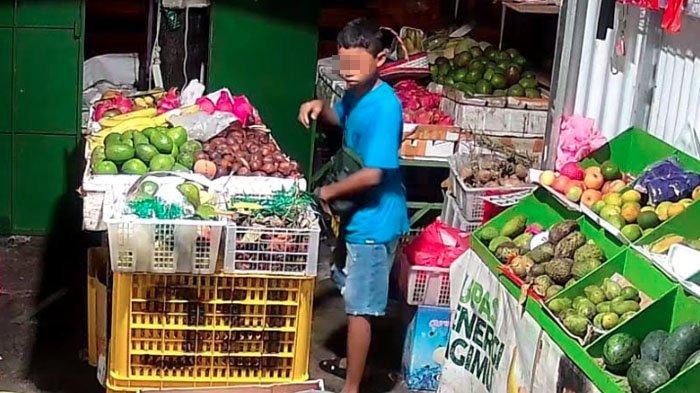Aksi AL (13) mencuri di toko buah Ponorogo, terekam kamera CCTV, Diketahui, AL juga merupakan pelaku yang mengobok-obok minimarket Orens di Ponorogo dan membawa kabur uang jutaan rupiah, 2024.
