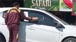PENGERUSAKAN - Aksi brutal yang dilakukan oleh seorang pria berinisial SKR merusak mobil Brio putih yang dikendarai Istrinya MZ di depan SDN Turigede Kecamatan Kepohbaru, viral di media. Aksi nekat itu diduga dipicu amarah karena masalah keluarga.