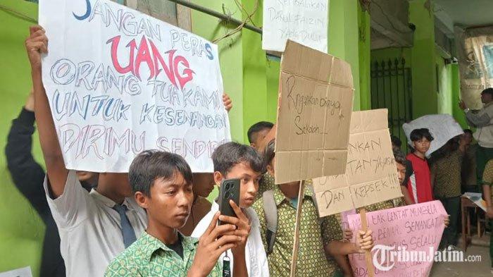 Aksi demo ratusan siswa MA di Jombang yang menuntut Ketua Yayasan dan Kepala Sekolah (kepsek) mundur