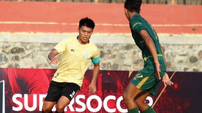 Aksi kapten Jefri berusaha melewati pemain Persip Pekalongan di Stadion Jenderal Hoegeng, Pekalongan, Jawa Tengah, Selasa (15/8/2023).