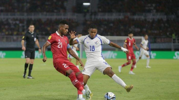 Aksi kapten yang juga bek timnas Indonesia, Iqbal Gwijangge, saat menghadapi Panama pada laga Grup A Piala Dunia U17 2023 di Stadion Gelora Bung Tomo Surabaya, Senin (13/11/2023).(KOMPAS.com/Suci Rahayu)