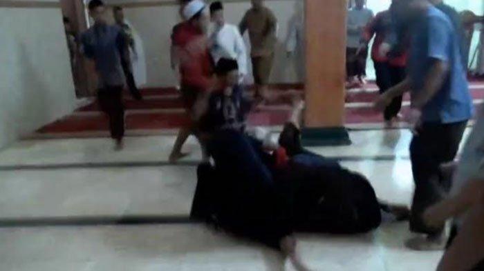Aksi kekerasan di dalam Masjid Al Muttaqun Kelurahan Manisrenggo, Kota Kediri yang terjadi akibat dualisme Takmir Masjid, Rabu (13/12/2023) malam.