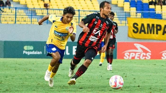 BERMAIN IMBANG - Aksi para pemain Gresik United vs Persekat Tegal di Stadion Gelora Joko Samudro, Minggu (9/2/2025). Gresik United harus puas bermain imbang di kandang sendiri