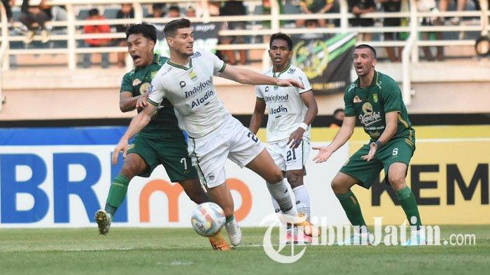 Aksi pemain Persebaya Surabaya (jersey hijau) pada laga Persebaya vs Persib Bandung di Stadion Gelora Bung Tomo (GBT) Surabaya, Sabtu (7/10/2023). Pada laga pekan ke-15 Liga 1 2023/2024 ini, Persebaya Surabaya kalah 2-3 dari Persib Bandung.