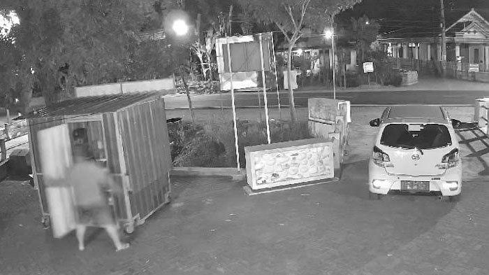 Aksi pencurian cup sealer di Ponorogo, Jawa Timur (Jatim), terekam kamera CCTV dan videonya viral di media sosial, Jumat (12/7/2024).