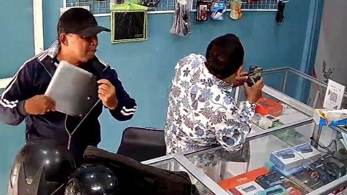 Aksi pencurian di toko elektronik terekam CCTV di Lamongan Rabu (9/10/2024) kemarin.