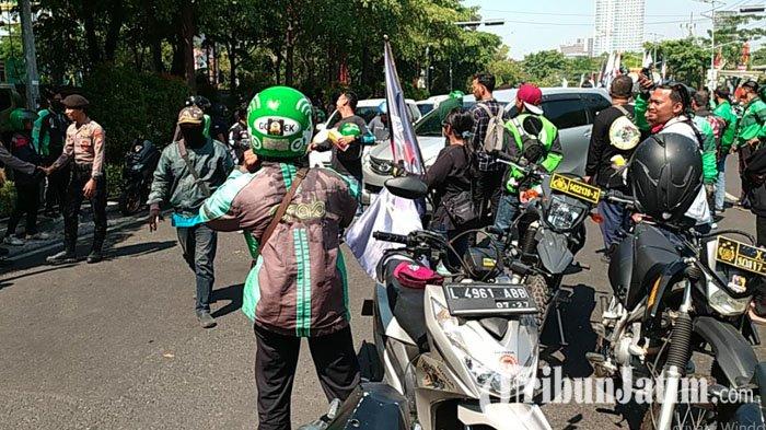Aksi sweeping sesama pemotor ojek online (ojol) mewarnai jalannya demonstrasi gabungan massa ojol dan sopir taksi online saat berkumpul di depan Mapolda Jatim, di Surabaya, Kamis (20/7/2023) siang.
