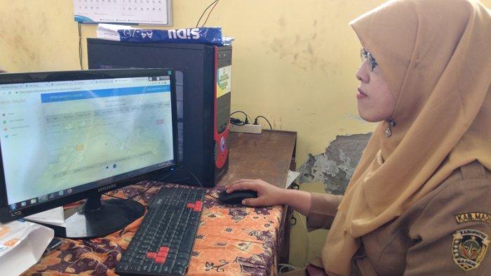 Waka Kesiswaan Dian Widiawati (40), menunjukkan jumlah pendaftar PPDB Online di SMP Negeri Satu Atap Gemarang Kabupaten Madiun, Senin (1/7/2024)
