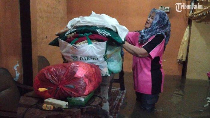 Aktivitas warga terendam banjir tiga hari di Desa Tempuran, Sokoo, Mojokerto, Jawa Timur.