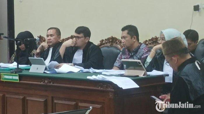 Kepala Badan Pelayanan Pajak Daerah (BPPD) Kabupaten Sidoarjo, Ari Suryono terdakwa kasus dugaan korupsi pemotongan insentif ASN BPPD Sidoarjo, yang menyeret Eks Bupati Sidoarjo Gus Muhdlor, kembali menjalani sidang lanjutan di Ruang Sidang Candra Kantor Pengadilan Tipikor (PN) Surabaya, Senin (29/7/2024) dalam artikel berjudul 
