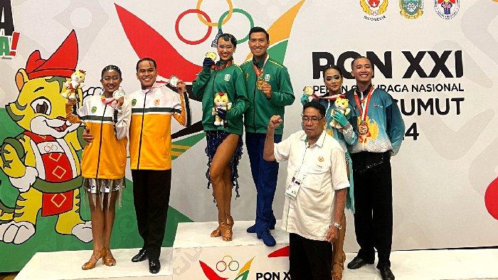 Albert Yuwono dan Tania Christabella saat menerima medali emas Cabor Dancesport kelas FFA Rumba PON XXI Aceh-Sumut 2024