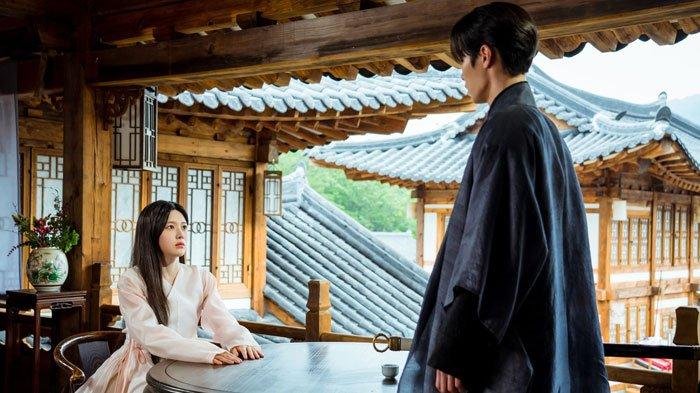 Tangkapan layar 'Alchemy of Souls 2' drama Korea terbaru tayang perdana Sabtu, 10 Desember 2022. Penampilan Go Yoon Jung gantikan Jung So Min jadi sorotan.