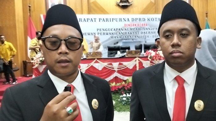 Alif Iman Waluyo dan Bagas Imam Waluyo, saudara kandung kakak adik usai pelantikan sebagai anggota DPRD Surabaya periode 2024-2029 di gedung DPRD.
