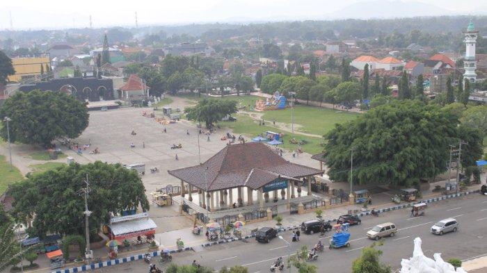 Alun-alun Ponorogo yang sering ada pengamen Ponorogo dikeluhkan warga.