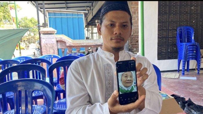 Anak almarhumah  Hj Istingah jemaah haji, M. Khoirul Abidin saat menunjukkan foto sang ibu asal Ponorogo yang meninggal dunia di Makkah.