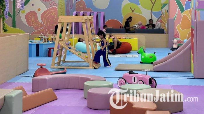 
Anak-anak bermain di playground baru di Surabaya, Hooray, yang berlokasi di Grand City Mall Surabaya untuk anak usia 1-14 tahun, Sabtu (4/1/2025). 
